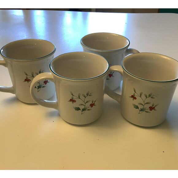 Pfaltzgraff Winterberry Porcelain Holiday Mugs Set of 4 Hot - Picture 2 of 4